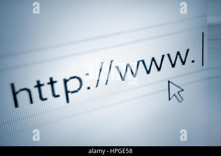 Cursor zeigt auf http www-Text in der Adressleiste des Browsers Web-url-Link, blauer Screenshot mit Pfeil auf der Browserseite, große detaillierte horizontale Nahaufnahme Stockfoto