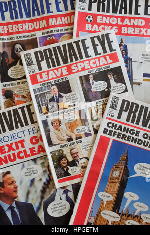 Ein Haufen von Private Eye Magazine. Stockfoto