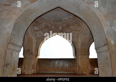 Die Stuckarbeiten im Inneren Sajja Kothi. Panhala Fort, Kolhapur, Maharashtra, Indien Stockfoto