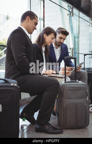 Lächelnde Geschäftsleute mit digital-Tablette auf Plattform Stockfoto