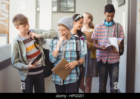 Gruppe der Mitschüler zu Fuß im Korridor in der Schule Stockfoto