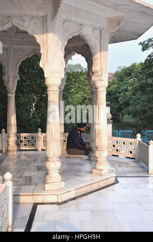 Sikh-Mann, der in Gurudwara, Neu Delhi betet (Photo Copyright © by Saji Maramon) Stockfoto