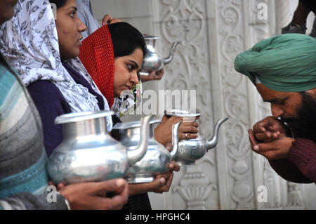 Pilger trinken Weihwasser, Bangla Sahib Gurudwara, liegt Sikh-Tempel in der Nähe der wichtigsten Cannaught Ort in Neu-Delhi (Foto © Saji Maramon) Stockfoto