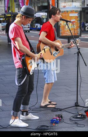 Junge Heranwachsende Männer Jugendliche Gitarre spielen und auf Straßen von Sydney, Australien Stockfoto