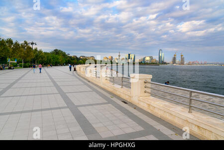 Baku, Aserbaidschan - 10. September 2016: Strandpromenade. Baku ist die größte Stadt am Kaspischen Meer und der Kaukasus-region Stockfoto