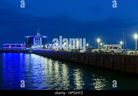 Baku, Aserbaidschan - 10. September 2016: Nachtansicht des Yacht Club im Kaspischen See an der Strandpromenade. Baku ist die größte Stadt am Kaspischen Meer und o Stockfoto