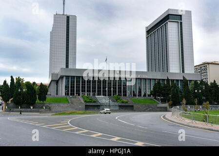 Baku, Aserbaidschan - 11. September 2016: Gebäude der Nationalversammlung von Aserbaidschan. Baku ist die größte Stadt am Kaspischen Meer und dem Kaukasus re Stockfoto