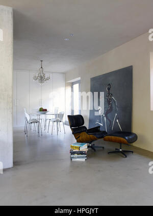 Interieur eines modernen Hauses in Mailand, Italien mit einem Lounge-Stuhl, entworfen von C. Eames Stockfoto