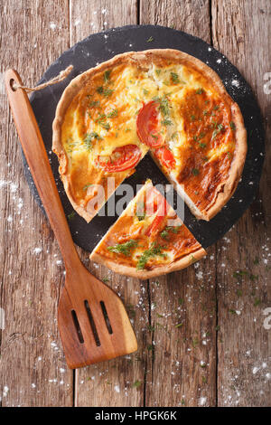 Geschnittenen Torte mit Sahne, Käse, Tomaten und Kräuter Closeup auf dem Tisch. vertikale Ansicht von oben Stockfoto