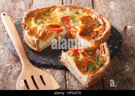 Frisch gebackene Kuchen mit Feta-Käse, Tomaten und Kräuter-Closeup auf dem Tisch. Horizontale Stockfoto