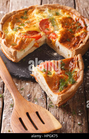 Frisch gebackene Kuchen mit Feta-Käse, Tomaten und Kräuter-Closeup auf dem Tisch. vertikale Stockfoto