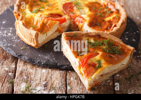 Köstliche geschnittenen Torte mit Feta-Käse, Tomaten und Kräuter-Closeup auf dem Tisch. horizontale Stockfoto
