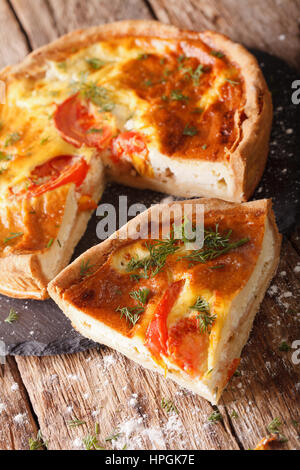 Geschnittenen Torte mit Sahne, Käse, Tomaten und Kräuter Closeup auf dem Tisch. horizontale Stockfoto