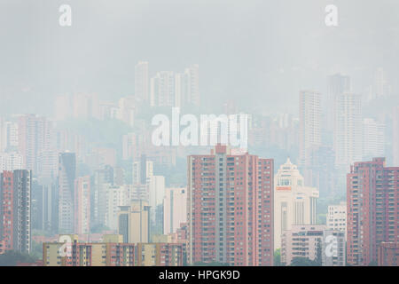 Luxus Apartment Hochhäuser El Poblado Nachbarschaft sind eingetaucht in ein Morgennebel, Rollen auf den Hügeln von Medellín, Kolumbien gesehen. Stockfoto