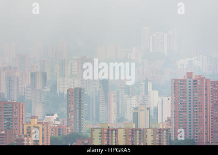 Luxus Apartment Hochhäuser El Poblado Nachbarschaft sind eingetaucht in ein Morgennebel, Rollen auf den Hügeln von Medellín, Kolumbien gesehen. Stockfoto