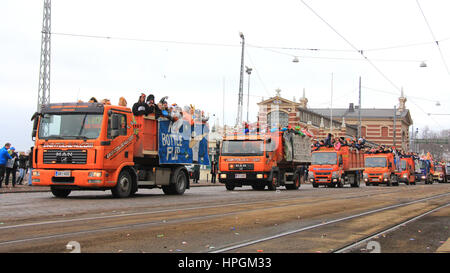 HELSINKI, Finnland - 16. Februar 2017: Finnisch 3. Jahr, die gymnasiale Oberstufe Studenten der traditionellen Penkkarit durch eine feierliche Parade am feiern Stockfoto