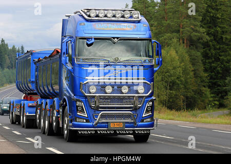 JALASJARVI, Finnland - 14. August 2016: Neue, blau Volvo FH16 Show-Truck von KMS Palvelu Oy für den Bau auf dem Weg nach Teilnahme an Drehgestell Stockfoto