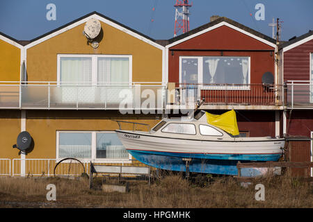 Helgoland, eine deutsche Insel in der Nordsee vor der Küste, Hafen mit ehemaligen Fischer Hütten, Hummer Hütten, genannt Hummerbuden, Motorboot, Stockfoto