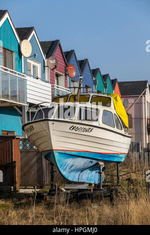 Helgoland, eine deutsche Insel in der Nordsee vor der Küste, Hafen mit ehemaligen Fischer Hütten, Hummer Hütten, genannt Hummerbuden, Motorboot, Stockfoto