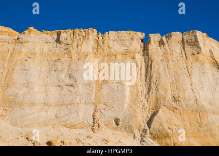 Klippe der gelb orange braun Sand Boden Ton unter den sonnigen Tag mit tiefblauen Himmel Stockfoto