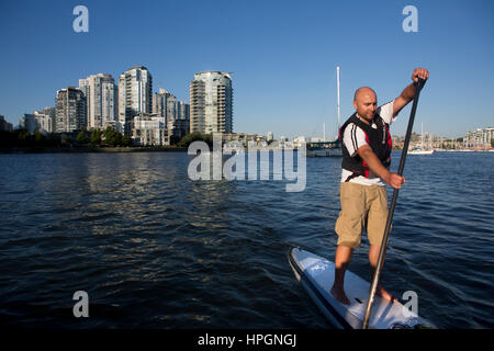 Surfen Sie, Paddeln in Vancouver Bucht Stockfoto