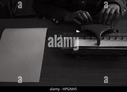 Tippen auf Braille-Schreibmaschine, B&W Fotografie. Stockfoto