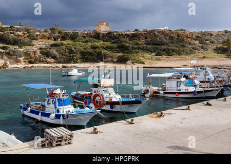 Den Hafen und die Kirche von Agios Georgios, in der Nähe von Pegeia, Zypern Stockfoto