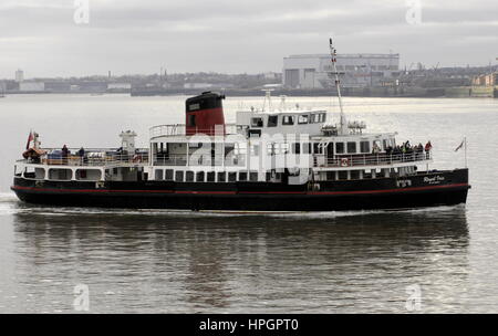 AJAXNETPHOTO. 29. FEBRUAR 2012. LIVERPOOL, ENGLAND. -SEGELN ÜBER DEN MERSEY - FÄHRE KÖNIGLICHE IRIS DES MERSEY. FOTO: JONATHAN EASTLAND/AJAX REF: D122902 2079 Stockfoto