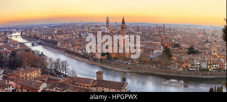 Verona Altstadt, Blick auf Fluss Stockfoto