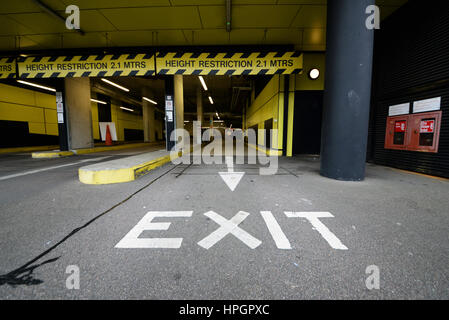 Eintritt in die Tiefgarage unter der Studentenunterkunft in Southend on Sea, Essex, Großbritannien Stockfoto