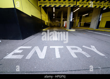 Eintritt in die Tiefgarage unter der Studentenunterkunft in Southend on Sea, Essex, Großbritannien Stockfoto