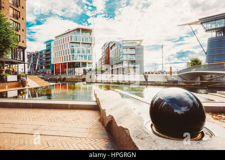 Oslo, Norwegen. Moderne Bezirk der skandinavischen Architektur. Äußere Gebäude In Aker Brygge ist ein beliebtes Gebiet für für Shopping, Restaurants und Bars, und unterhalten Stockfoto