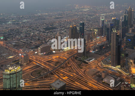 Skyline von Dubai nach Sonnenuntergang Stockfoto