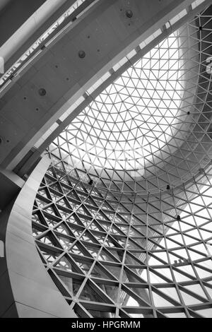 Geometrische Decke - abstrakte architektonischen Hintergrund. Schwarz / weiß Bild Stockfoto