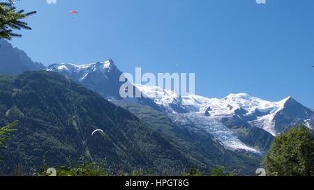 Zwei Gleitschirmflieger Paragliding in den französischen Alpen, Chamonix Mont Blanc, Frankreich Stockfoto