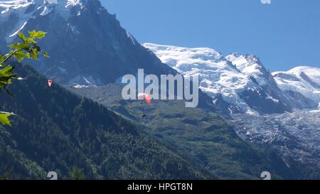 Zwei Gleitschirmflieger Paragliding in den französischen Alpen, Chamonix Mont Blanc, Frankreich Stockfoto