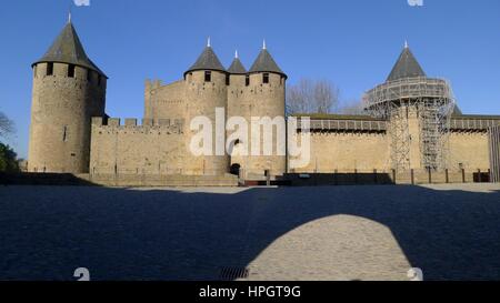 Innere Burgmauern und Türme im Cite de Carcassonne, Carcassonne, Südwest-Frankreich Stockfoto