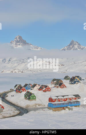 Bunte Häuser im Frühling in Grönland Stockfoto