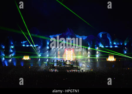 CLUJ-NAPOCA, Rumänien - 6. August 2016: Dj Galantis live auf der Bühne an der Vorderseite eine feiernde Menschenmenge Untold Festival mischen Stockfoto