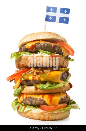 Frisch und lecker XXL Hamburger mit der Flagge von Québec. (Serie) Stockfoto