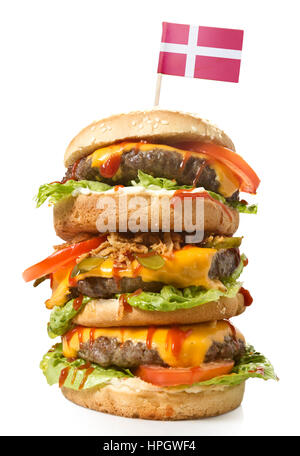 Frisch und lecker XXL Hamburger mit der Flagge von Dänemark. (Serie) Stockfoto