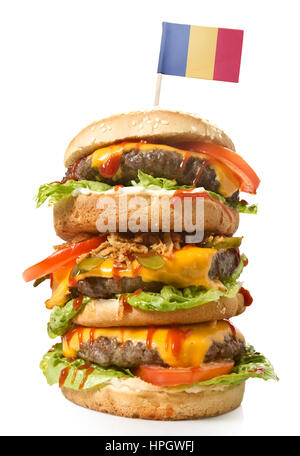 Frisch und lecker XXL Hamburger mit der Flagge von Rumänien. (Serie) Stockfoto