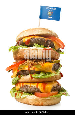 Frisch und lecker XXL Hamburger mit der Flagge von Wisconsin. (Serie) Stockfoto