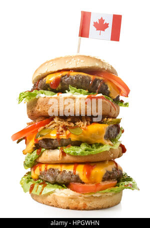 Frisch und lecker XXL Hamburger mit der Flagge von Kanada. (Serie) Stockfoto