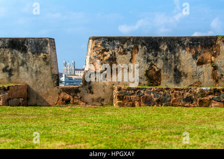 Schöne Landschaft der Kathedrale gesehen von den Wänden der alten niederländischen Galle Fort, bekannt als einer der UNESCO-Weltkulturerbe in Sri Lanka Stockfoto