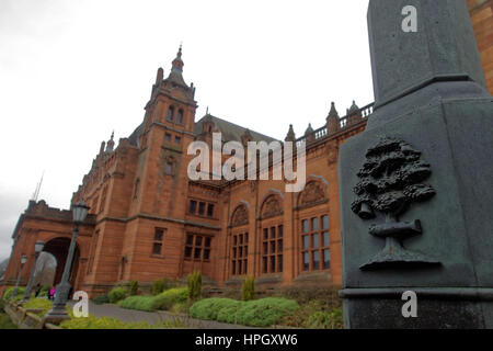 Kelvingrove Art Gallery and Museum angesehen aus Glasgow Wappen auf einen Laternenpfahl Stockfoto