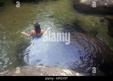 Frau in klares Süßwasser Creek, Mt Bartle Frere, Wet Tropics, Queensland, Australien. Kein Herr in klares Süßwasser Creek, Mt Bartle Frere, Wet Tropics, Q Stockfoto