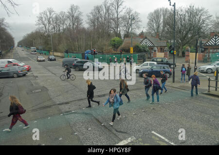 Menschen Kreuzung Straße an der Ampel bei Oran mor und botanischen Gärten auf great western Road Glasgow Stockfoto