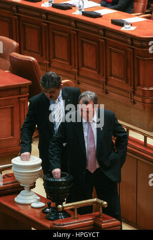 Bukarest, Rumänien, 4. März 2009: Rumänischen Parlamentarier während einer Parlamentssitzung im rumänischen Parlament stimmen. Stockfoto