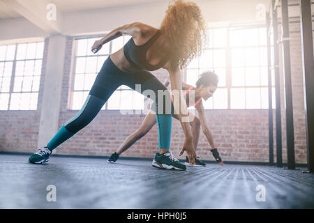 Aufnahme von jungen Frauen in der Turnhalle ausgeführt. Frauen Fitness-Workout im Fitnessraum. Stockfoto